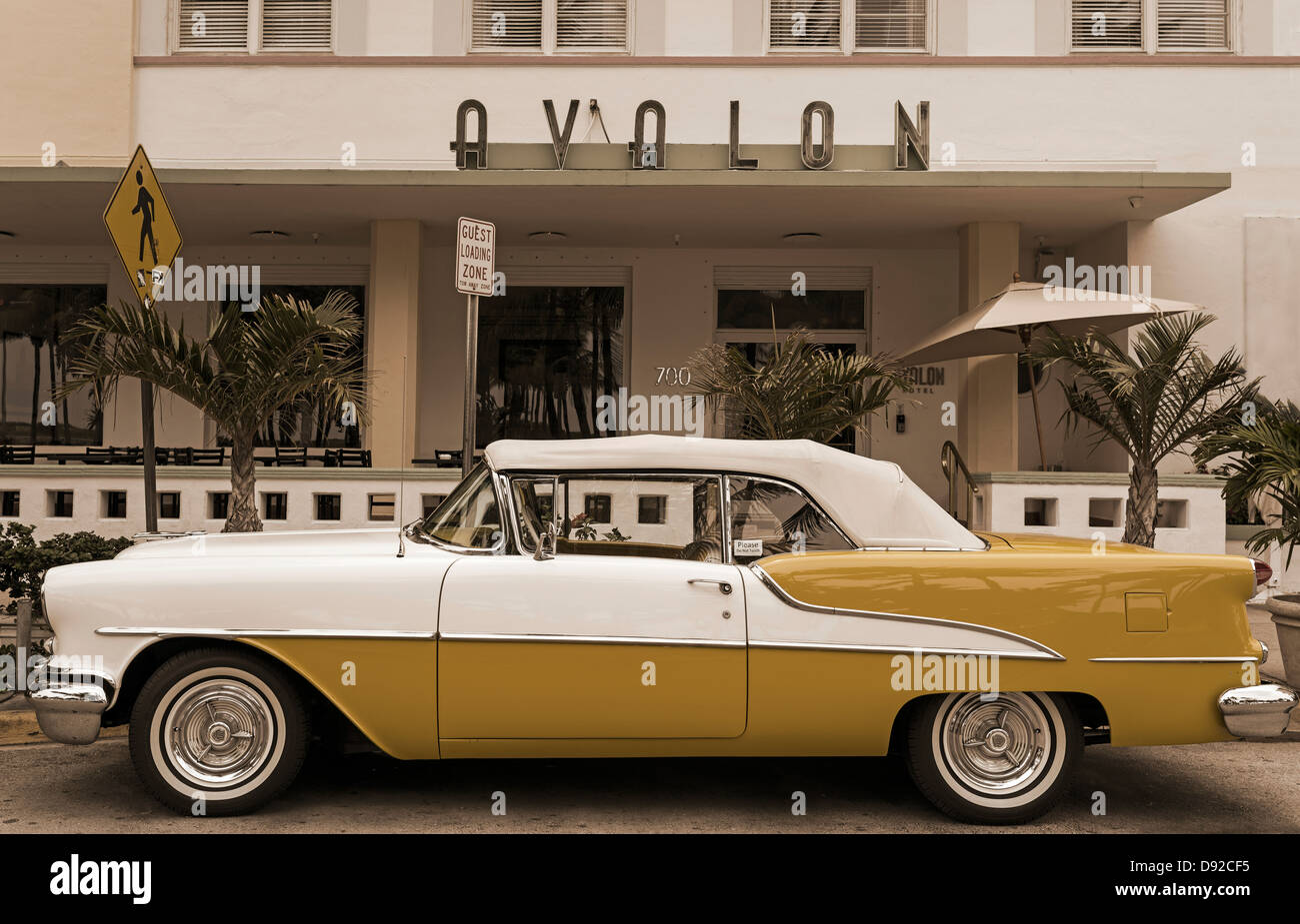 Antiguo coche convertible fuera de Avalon Hotel en el distrito Art Deco de Miami Foto de stock
