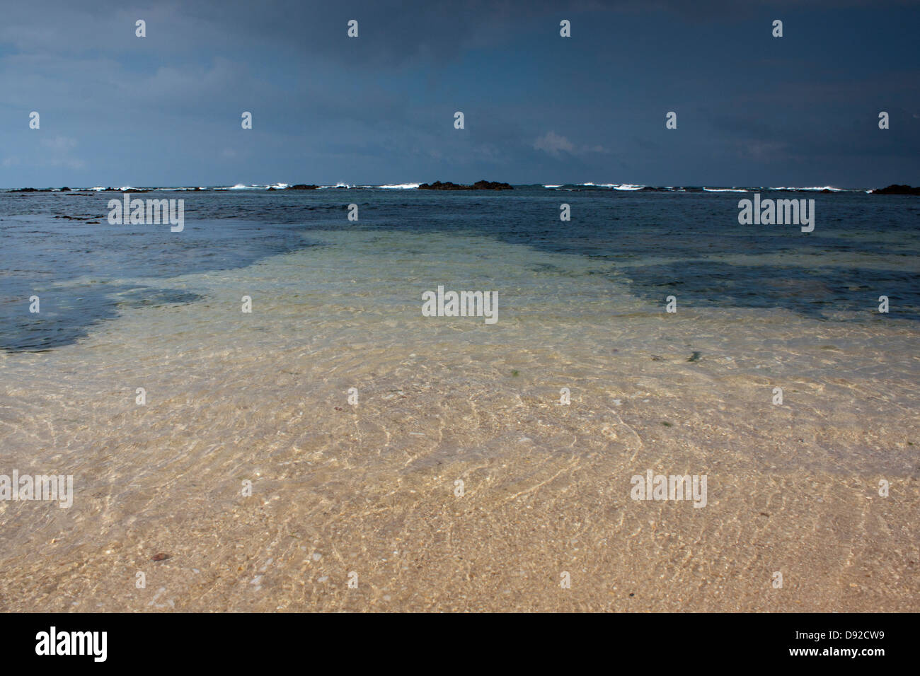 Playa Vista interior de agua transparente Foto de stock