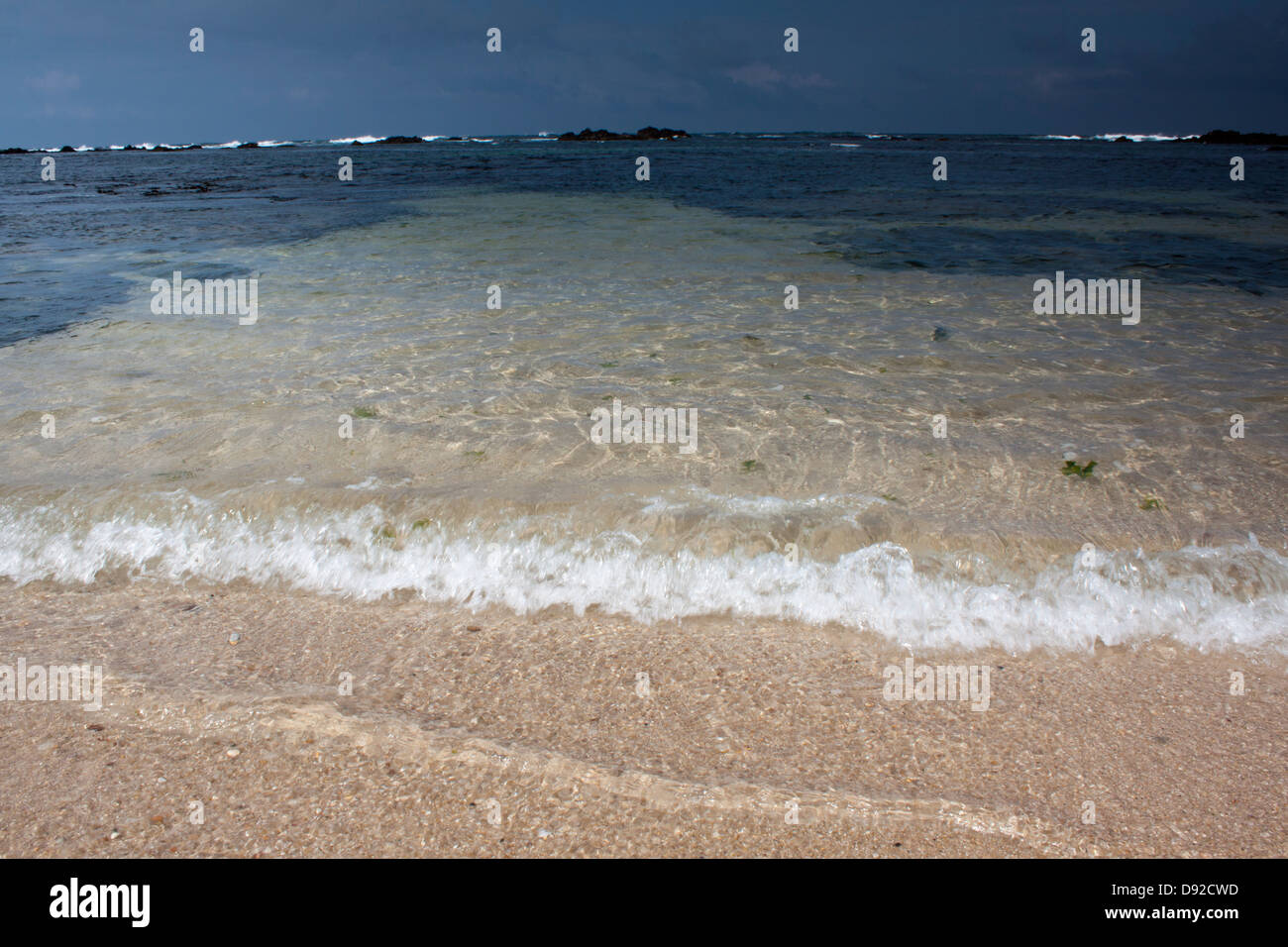 Playa Vista interior de agua transparente Foto de stock