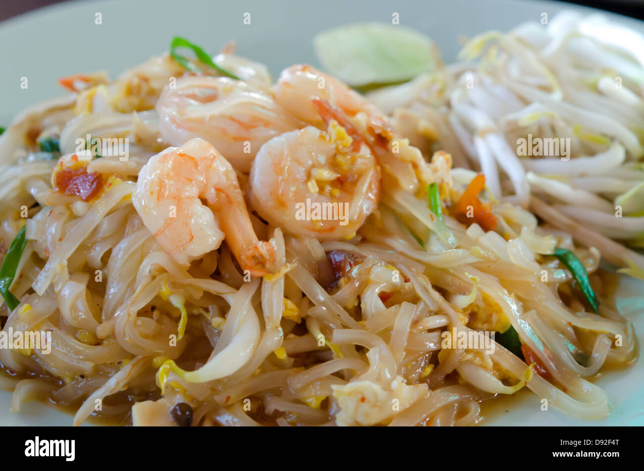 Fideos fritos con camarones , huevo y verdura fresca en dish Foto de stock