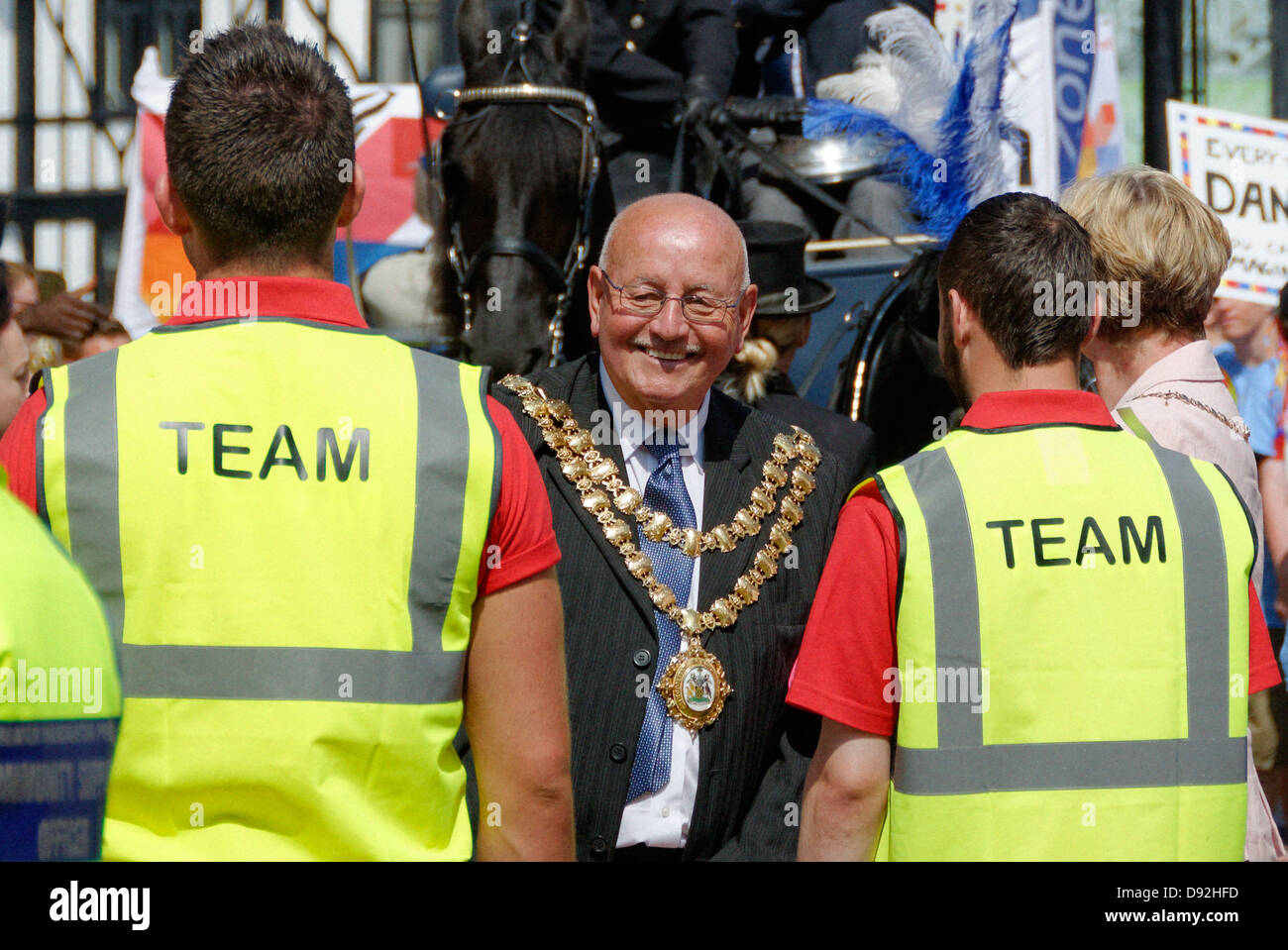 El alcalde de la ciudad de Wigan, Billy Rotherham, sonrientes de seguridad anteriores al lanzamiento del Wigan Zona Joven. Foto de stock
