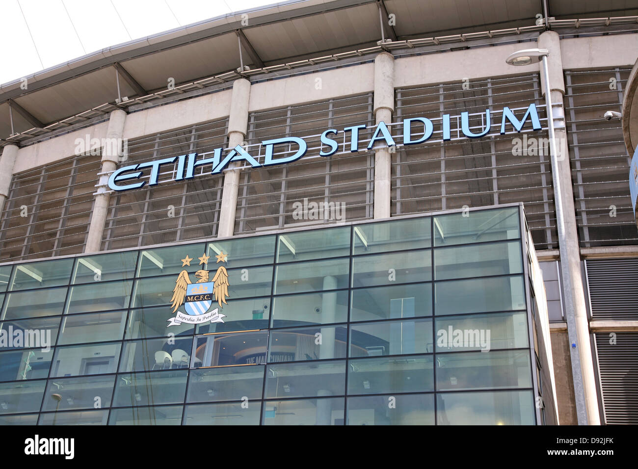 Ethiad (anteriormente) City of Manchester Stadium, hogar del Manchester City FC con Crest muestran antiguos Foto de stock