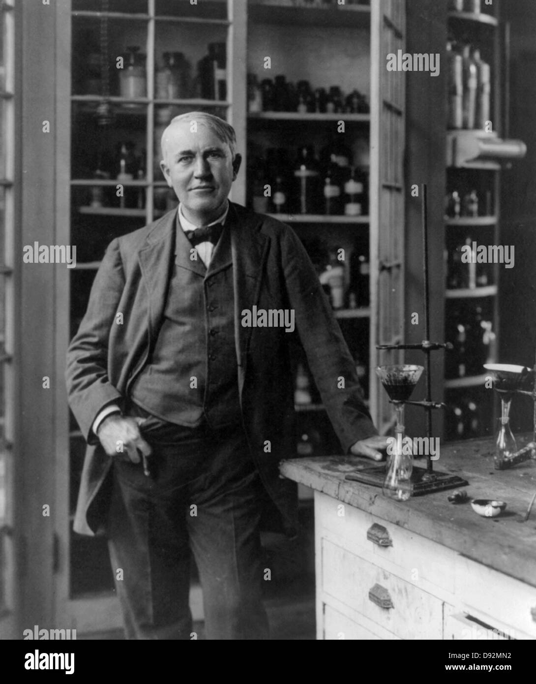 Thomas Alva Edison, 1847-1931, tres cuartos de longitud vertical, de pie, en el laboratorio Foto de stock