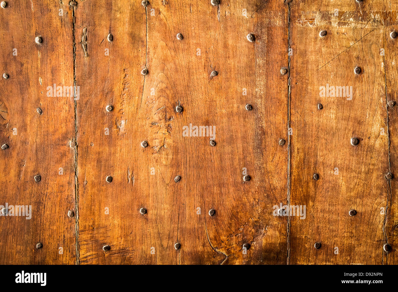 Puertas antiguas de madera con clavos Fotografía de stock - Alamy