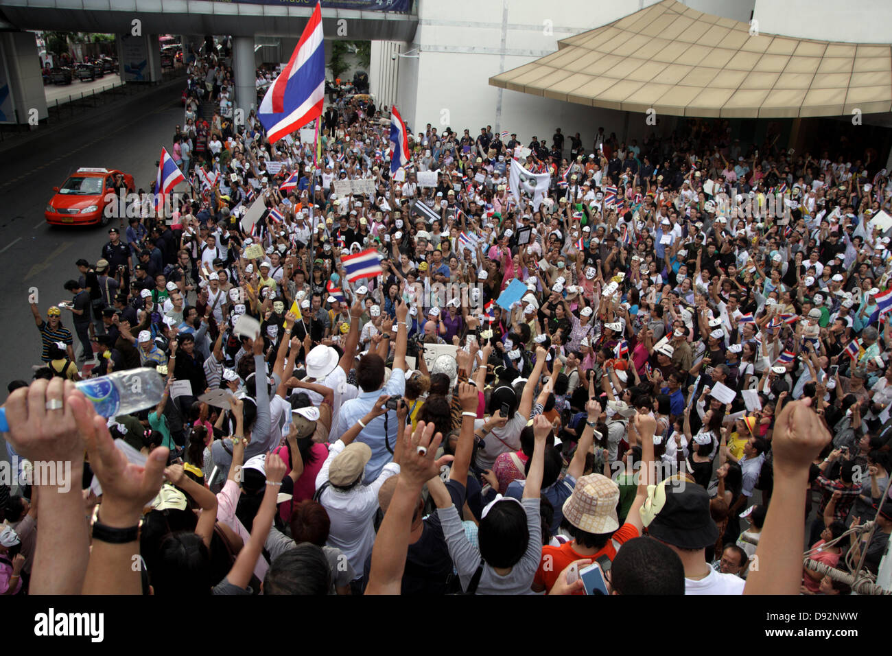 Bangkok, Tailandia. El 9 de junio de 2013. Los manifestantes portando máscaras de Guy Fawkes cheer durante una protesta en el Centro de Arte y Cultura de Bangkok. Alrededor de 400 manifestantes vestidos de "Guy Fawkes" seguir el rallye en Bangkok y otras partes de Tailandia Shinawatra Yingluck contra el gobierno, que los opositores dicen que es una "marioneta" régimen controlado por el prófugo ex primer ministro Thaksin Shinawatra. Crédito: Juan Vicente/Alamy Live News Foto de stock