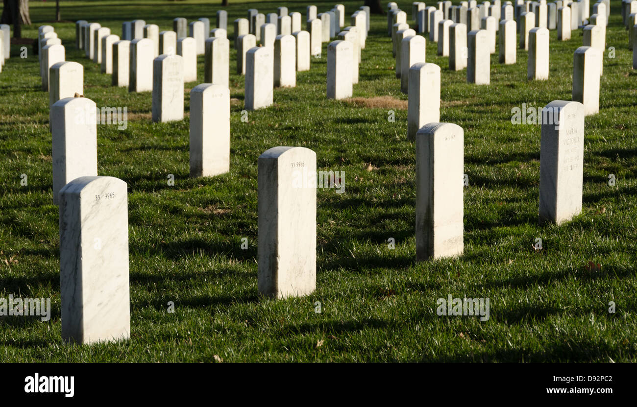 Lápidas de mármol blanco en el Cementerio Nacional de Arlington