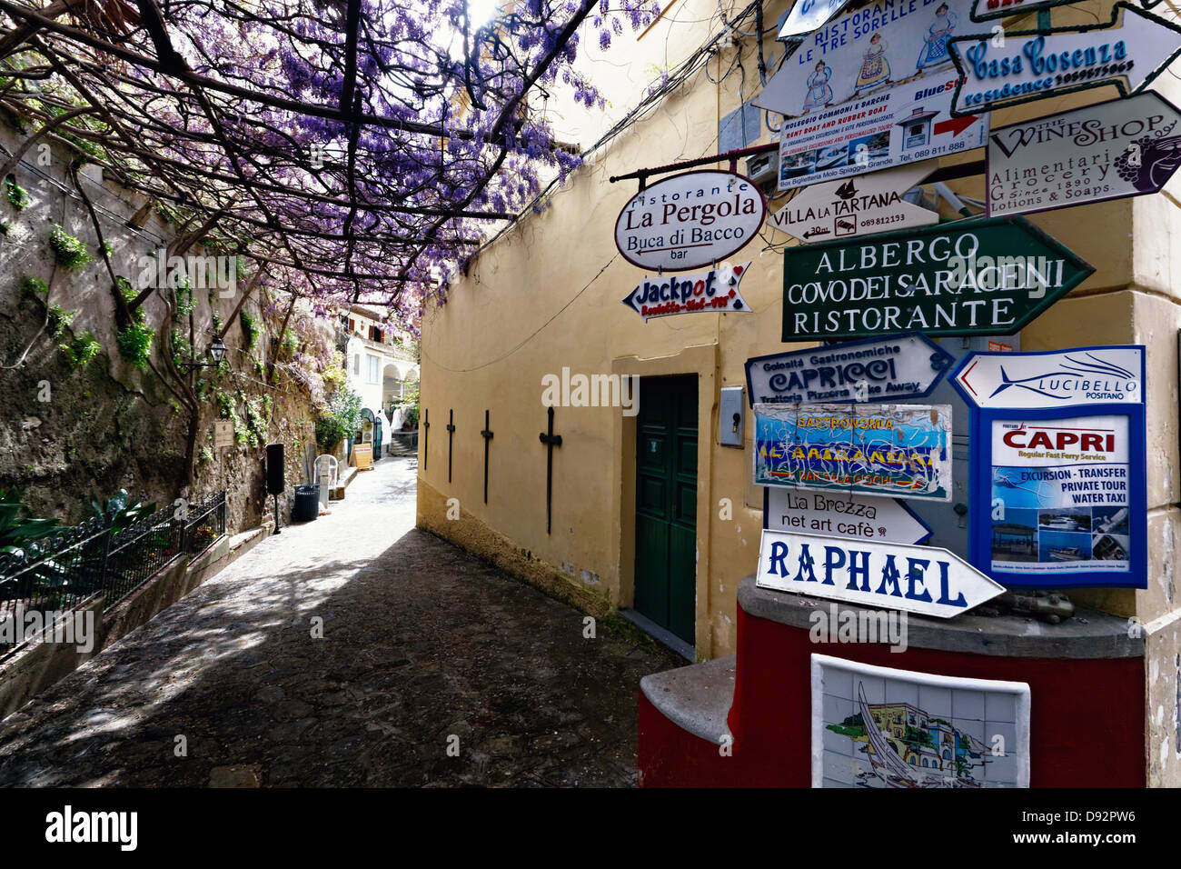 Los letreros en la esquina de una calle, Positano, Campania, Italia Foto de stock