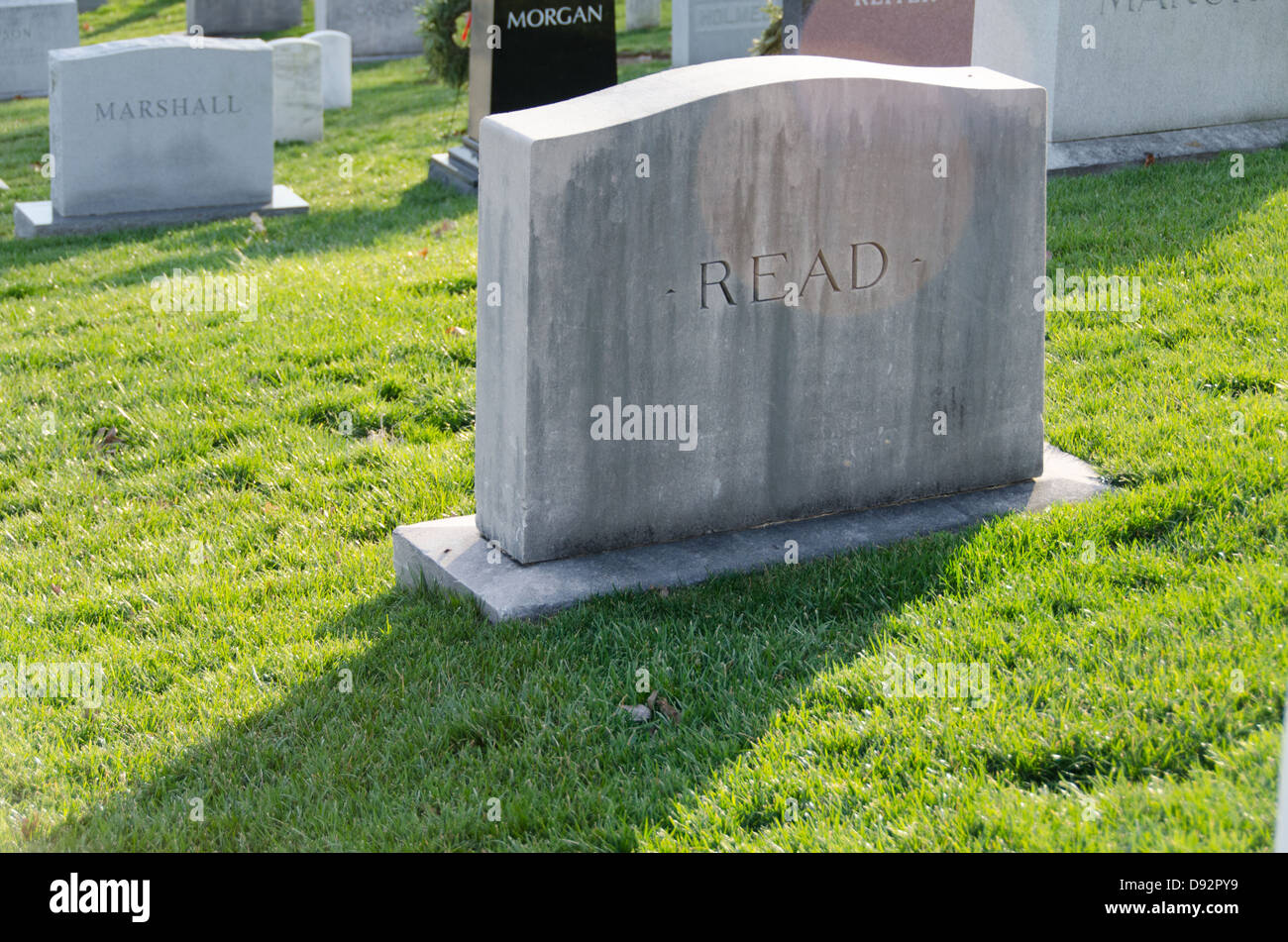 Lápidas de mármol blanco en el Cementerio Nacional de Arlington