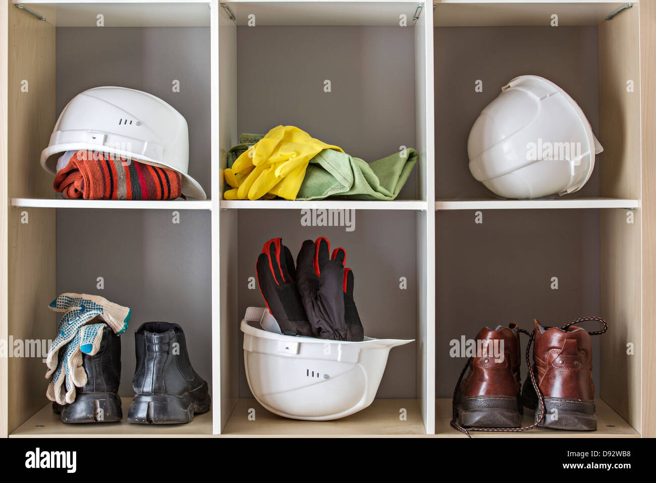 Almacenamiento de los sombreros de protección, calzado y guantes Foto de stock