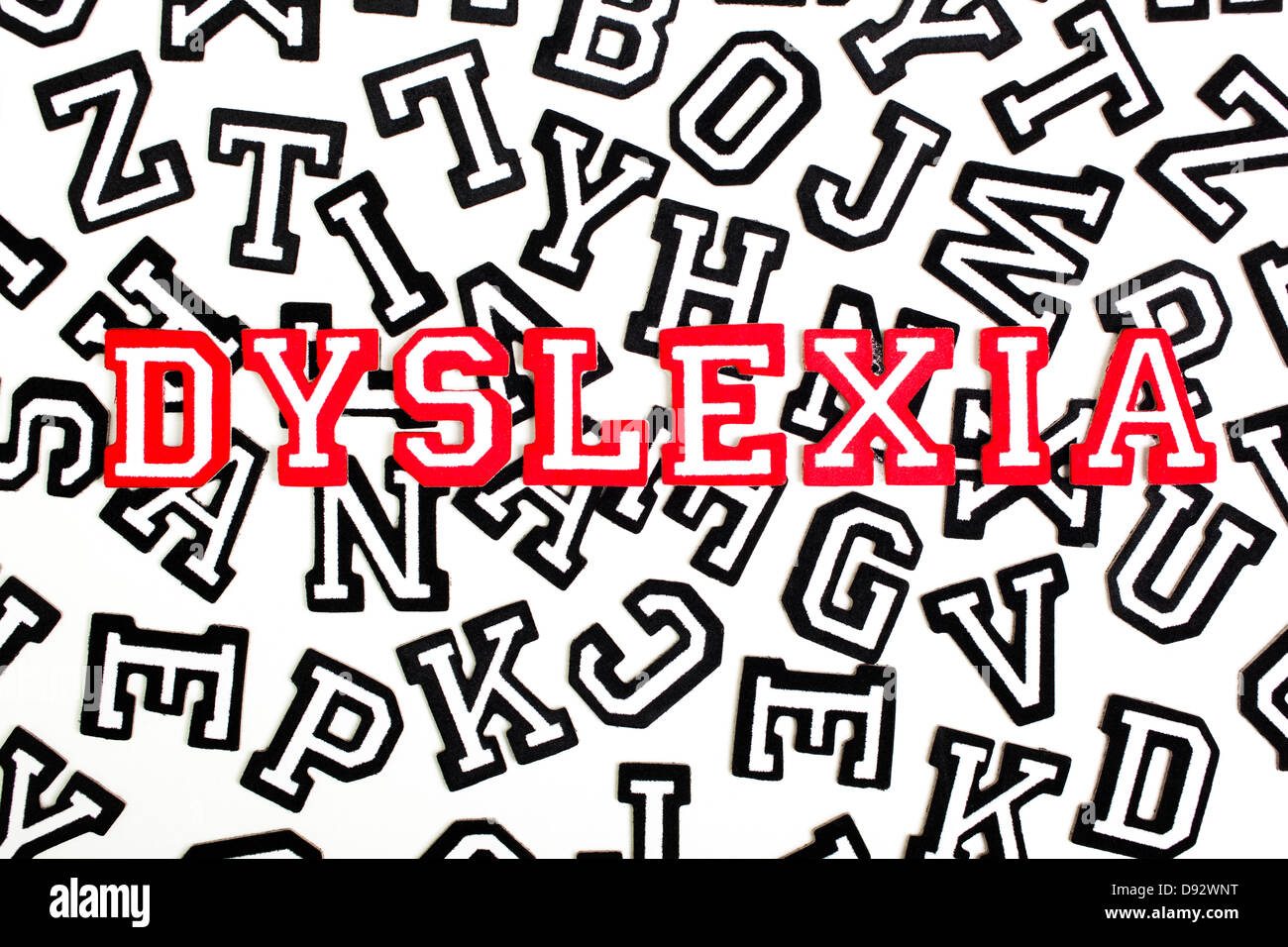 Esbozó rojo varsity font pegatinas ortografía dislexia encima de color negro esbozó letras Foto de stock