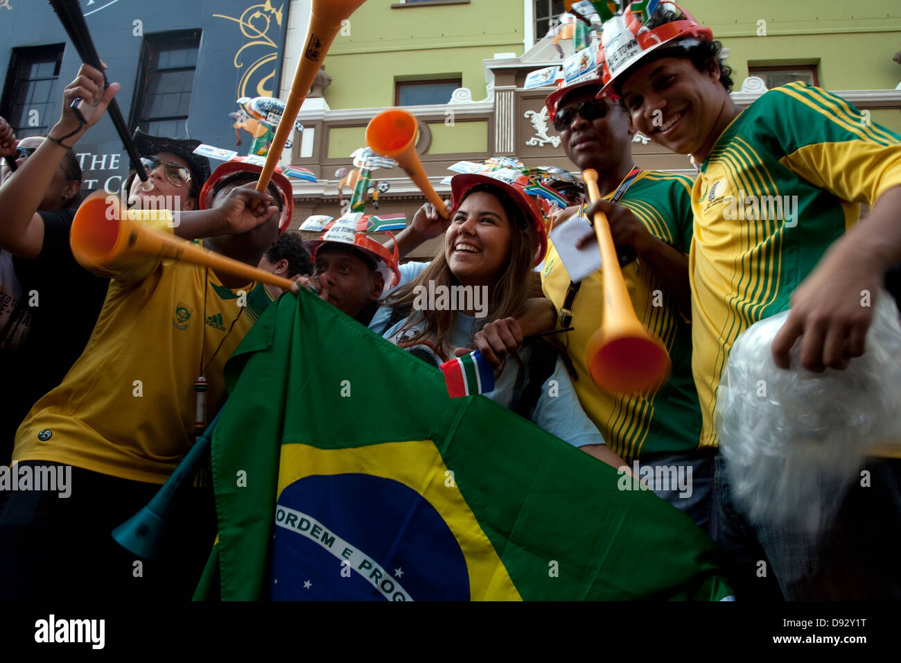 Los aficionados al fútbol juega como parte vuvazelas sorteo final de la Copa Mundial de la FIFA festividades en Long Street en Cape Town South Africa chica Foto de stock