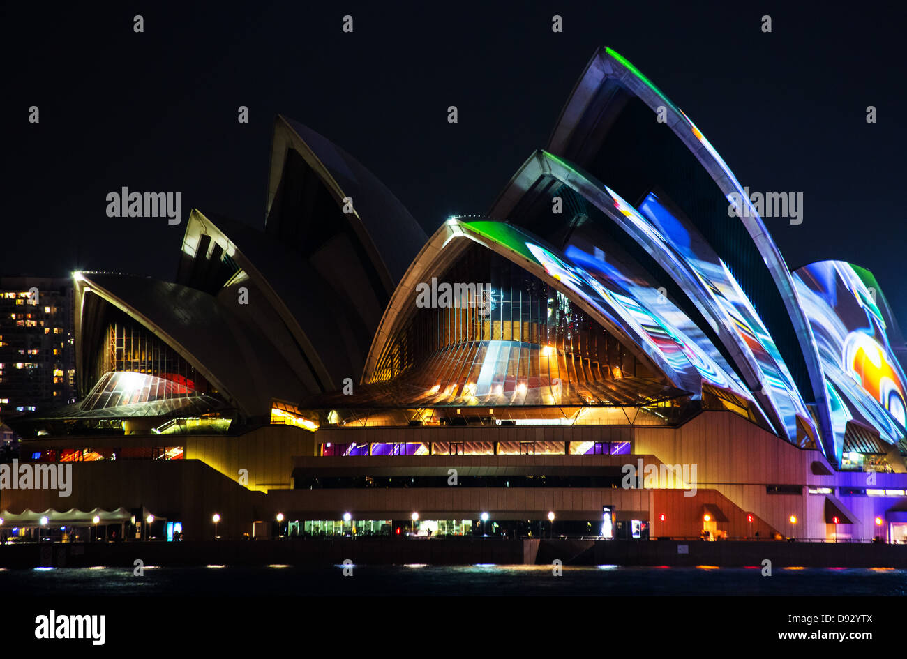 Efectos de iluminación especiales en la Casa de la Ópera de Sidney durante el Festival anual de la vívida luz de Sydney, Australia Foto de stock