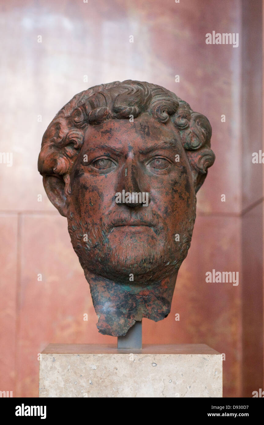 El emperador Adriano, busto en bronce 140 después de JC; Egipto? El Museo del Louvre de París Foto de stock
