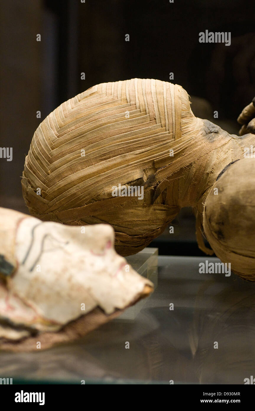 Egipto faraónico La momia embalsamamiento y entierro del Museo del Louvre en París Foto de stock