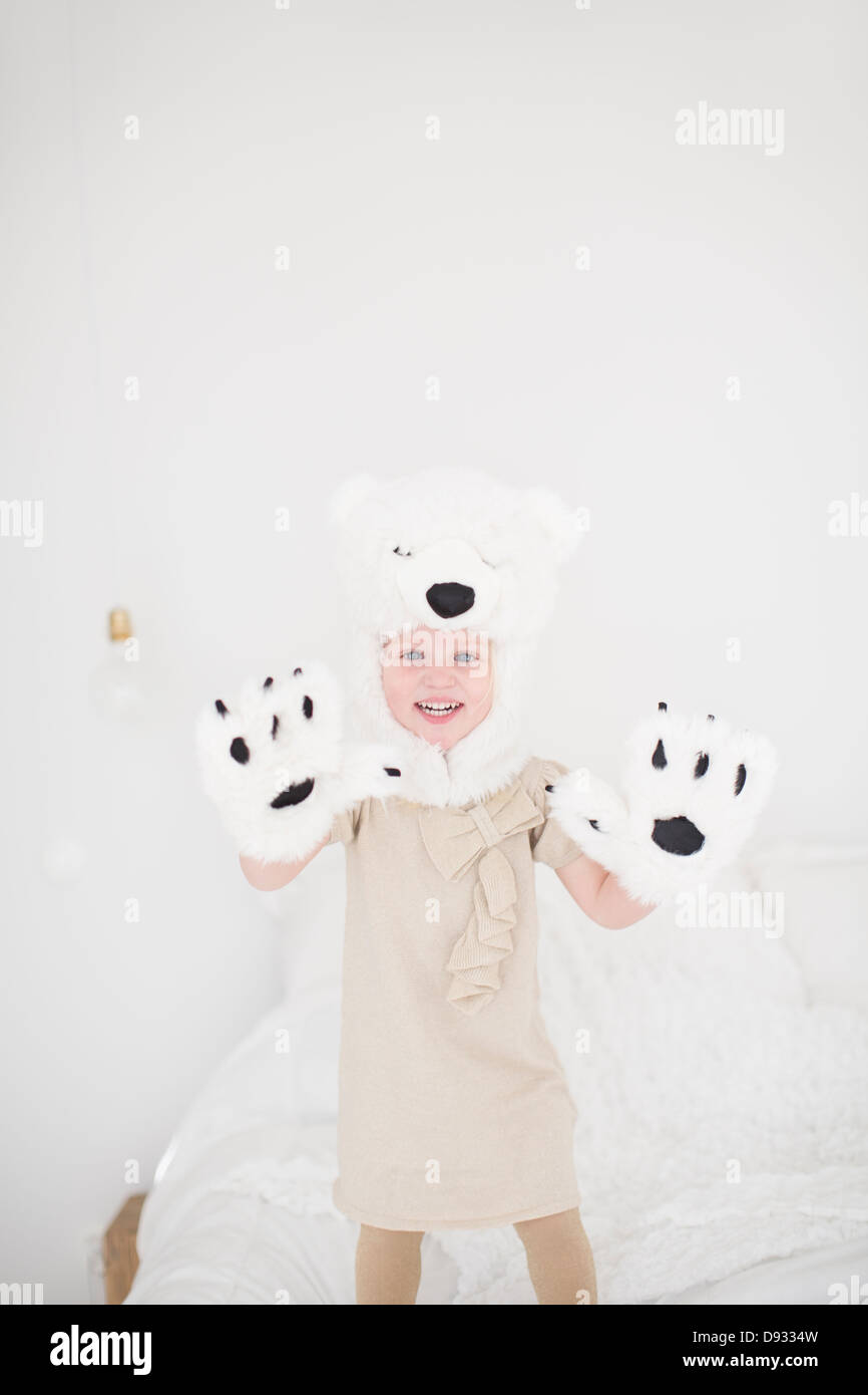 Vestida de traje de oso polar de pie en la cama Fotografía de stock - Alamy