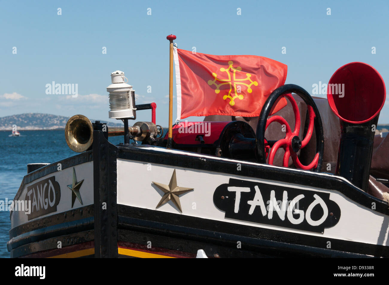 El hotel barcaza Tango en el Etang de Thau en Marseillan, Languedoc, Francia Foto de stock