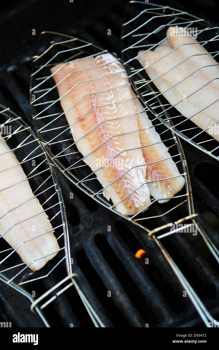 Fresco pescado blanco suave en un caluroso verano barbacoa Foto de stock