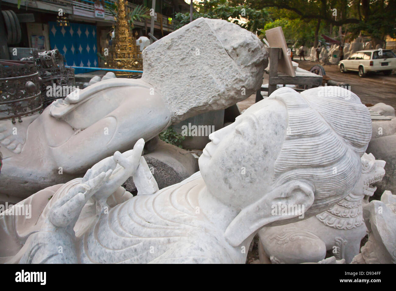 El tallado de imágenes de Buda es un arte vivo en Mandalay - Myanmar Foto de stock