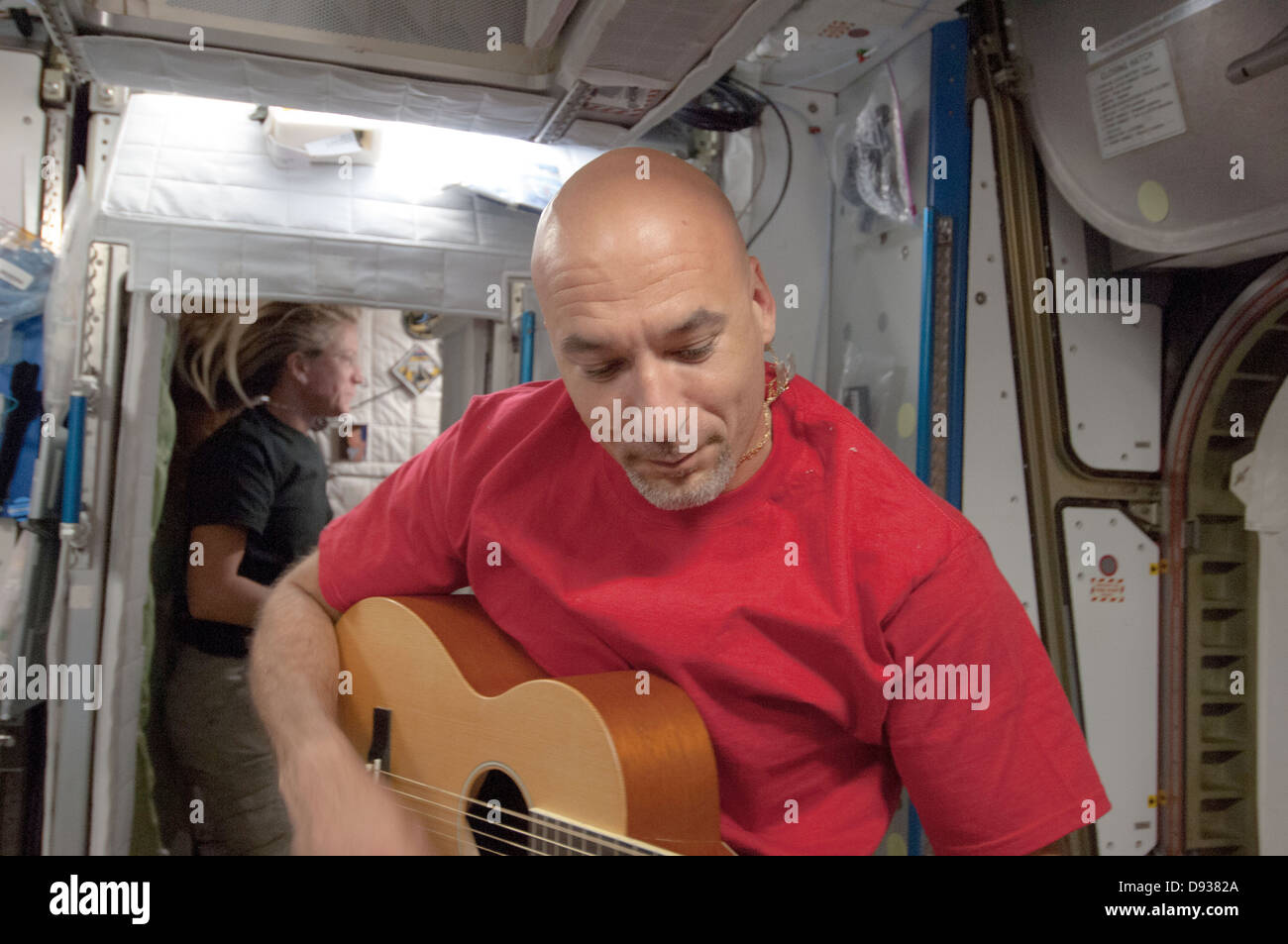 Expedición de la ISS 36 Ingeniero de vuelo de la Agencia Espacial Europea Luca Parmitano desempeña una guitarra durante algunos de su tiempo fuera de servicio a bordo de la Estación Espacial Internacional el 31 de mayo de 2013. Foto de stock