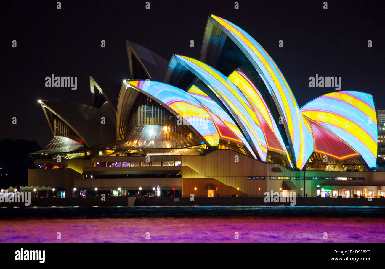Efectos de iluminación especiales en la Casa de la Ópera de Sidney durante el Festival anual de la vívida luz de Sydney, Australia Foto de stock