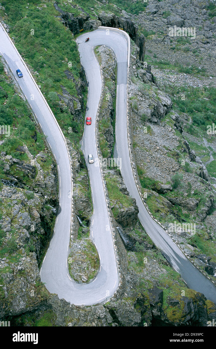 S-curva en una carretera rural en las montañas. Foto de stock
