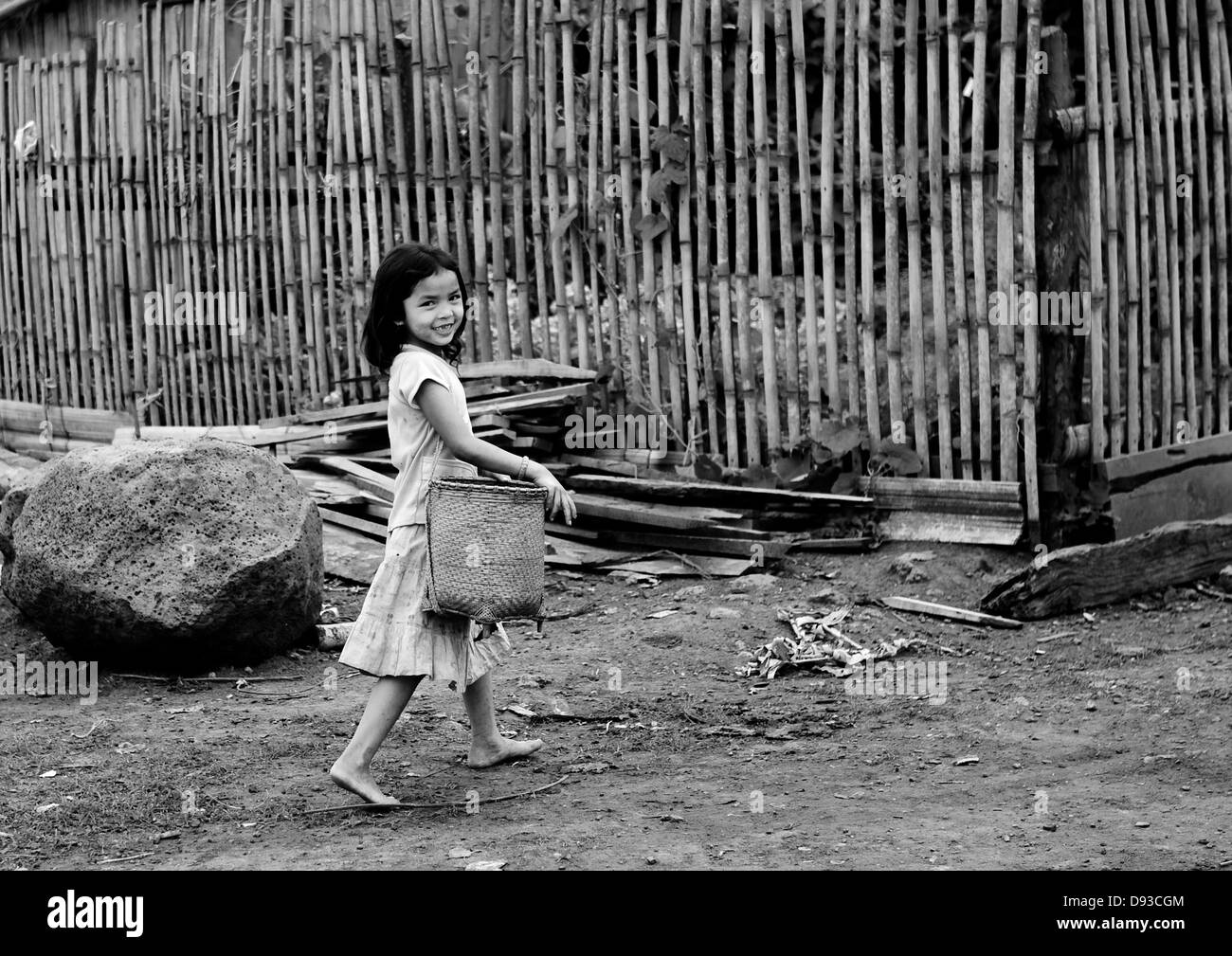 Alak chica con una canasta, Boloven, Laos Foto de stock