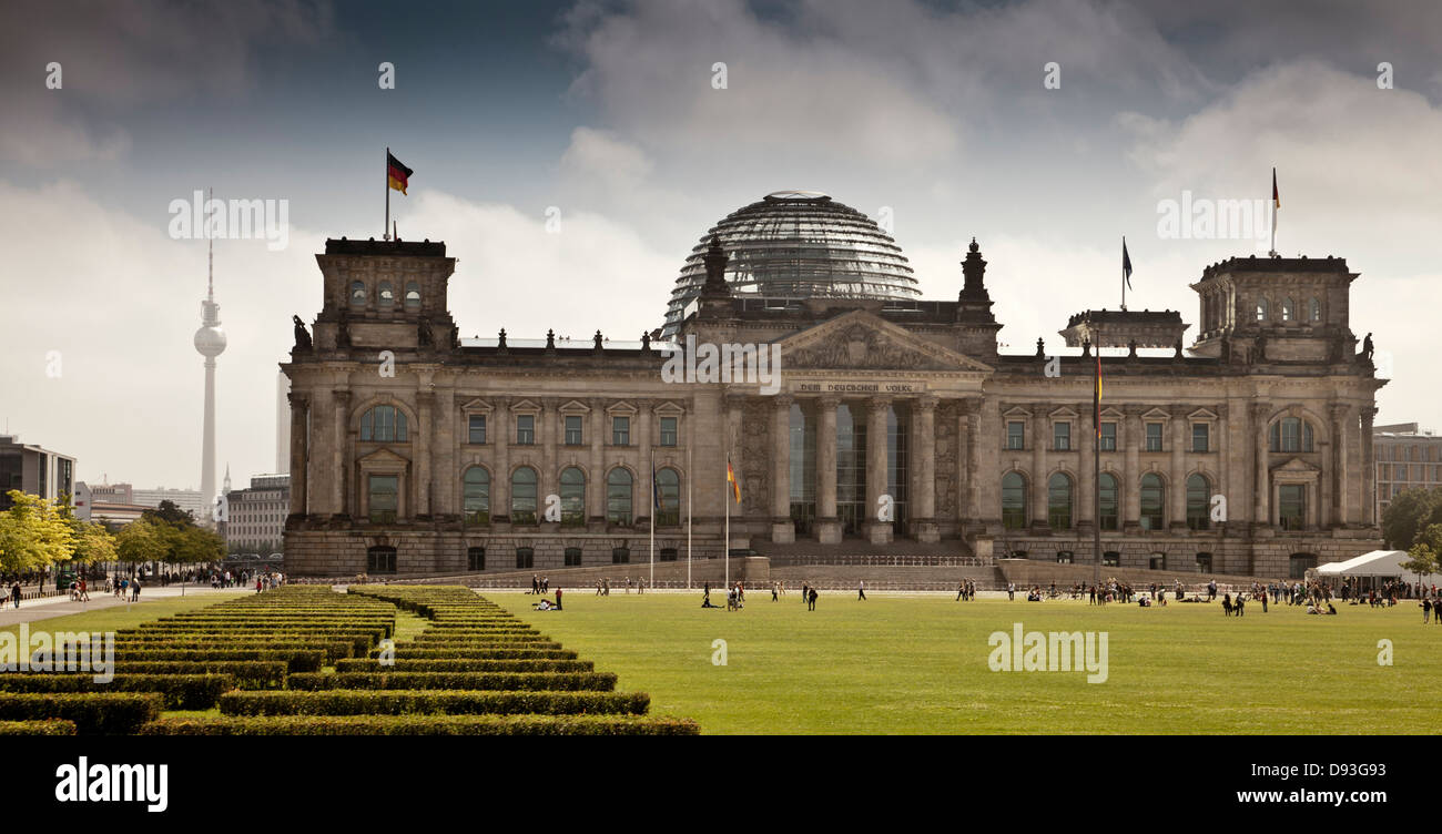 Edificio columnado con una cúpula de cristal, Berlín, Alemania Foto de stock