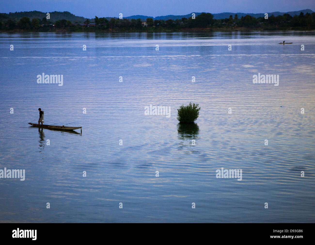 Pescador en el río Mekong, Don Khong Island Foto de stock