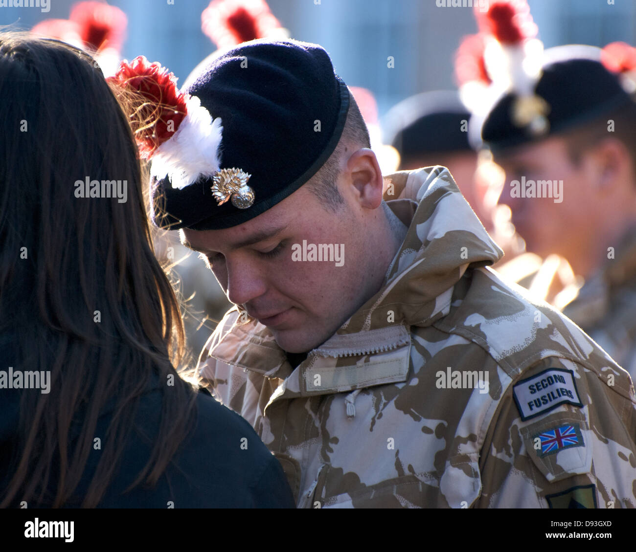 Un soldado de la segunda fusiliers esperando el inicio de la homecoming parade en Warwick Foto de stock