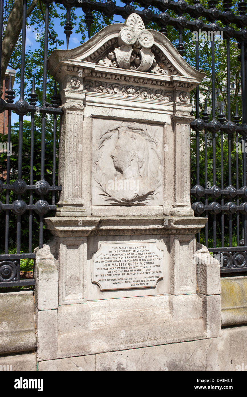 Monumento en el límite oeste de la ciudad de Londres por la Reina Victoria en conmemoración de su última visita en 1900. Foto de stock
