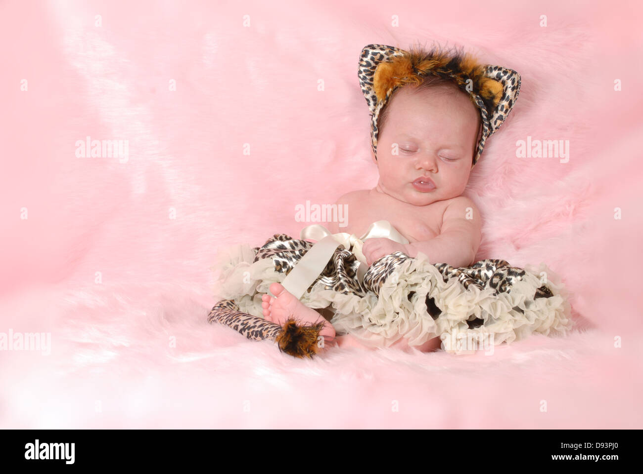 Bebe Recien Nacido Vestido Como Un Gato Con Fondo Rosado 2 Meses Fotografia De Stock Alamy
