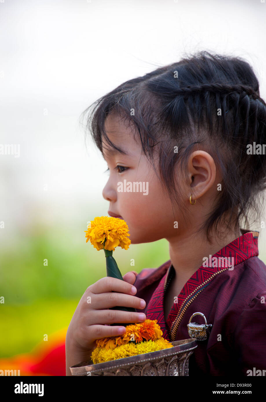 Chica en ropa tradicional durante el PII Mai Celebración del Año Nuevo de Laos, Luang Prabang, Laos Foto de stock