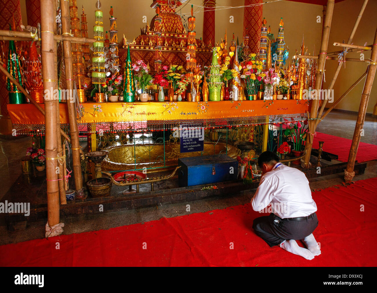 El hombre orando en el Templo, en Vientiane, Laos Foto de stock