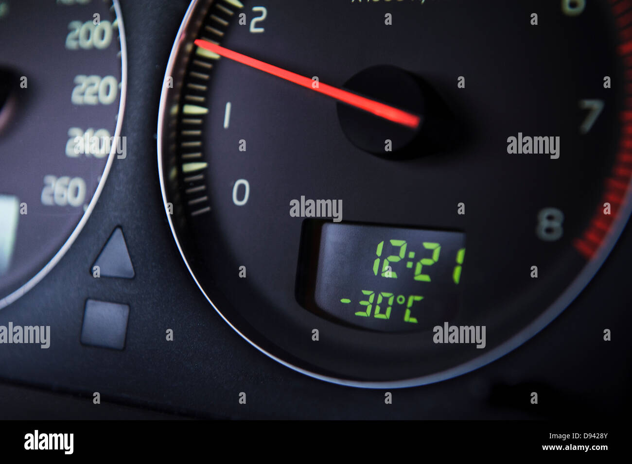 Coche cuentakilómetros con termómetro menos treinta grados Celsius  Fotografía de stock - Alamy
