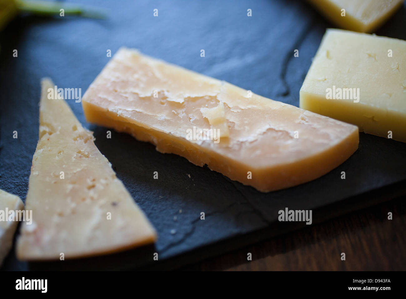 Muestras de cata de quesos cheddar gouda azul pizarra negra Foto de stock