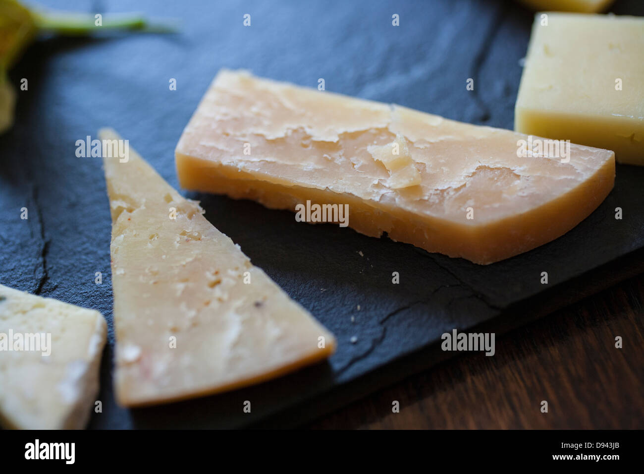 Muestras de cata de quesos cheddar gouda azul pizarra negra Foto de stock