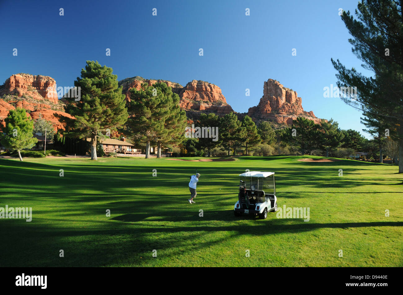 Oakcreek Country Club Golf Course en Sedona, Arizona, rodeado por formaciones de roca roja Foto de stock
