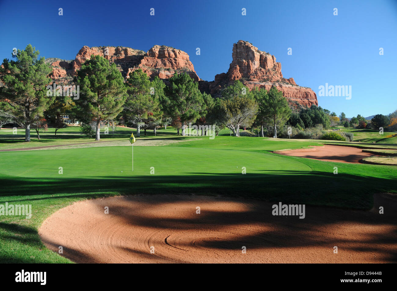 Oak Creek Country Club Golf Course en Sedona, Arizona, rodeado por formaciones de roca roja Foto de stock