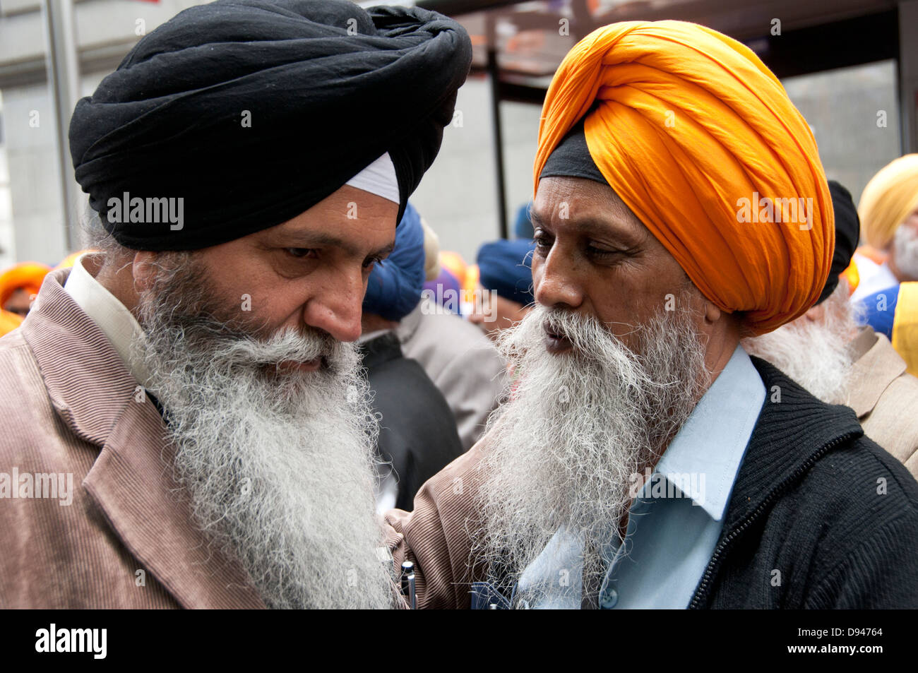Alrededor de 15.000 Kalistan Sikhs en Londres para recordar la matanza de 1984, cuando miles de personas fueron asesinadas durante el ataque en el Templo de Oro Foto de stock