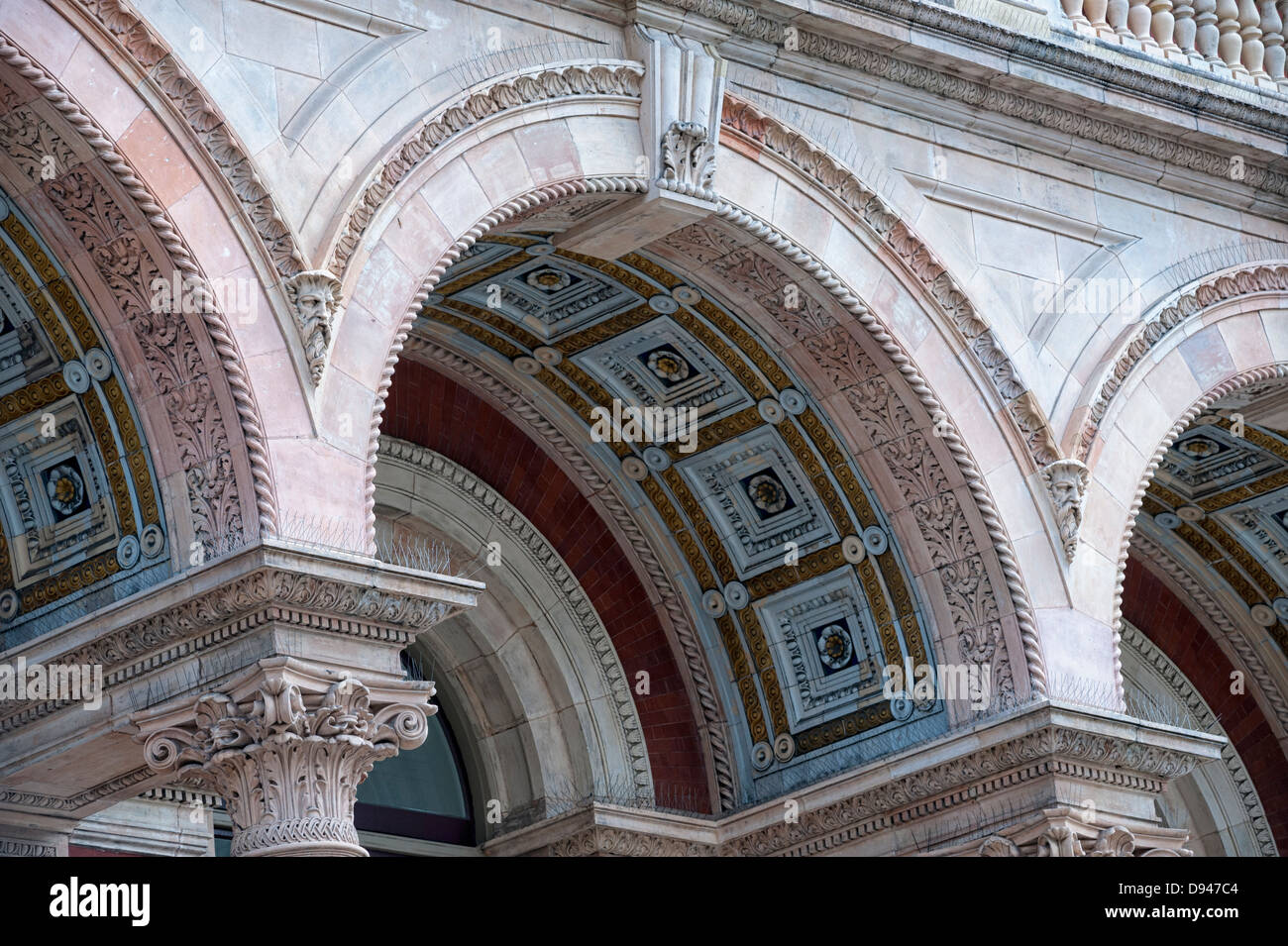 Detalle de los Arcos de la fachada de la V&A Museum. Foto de stock