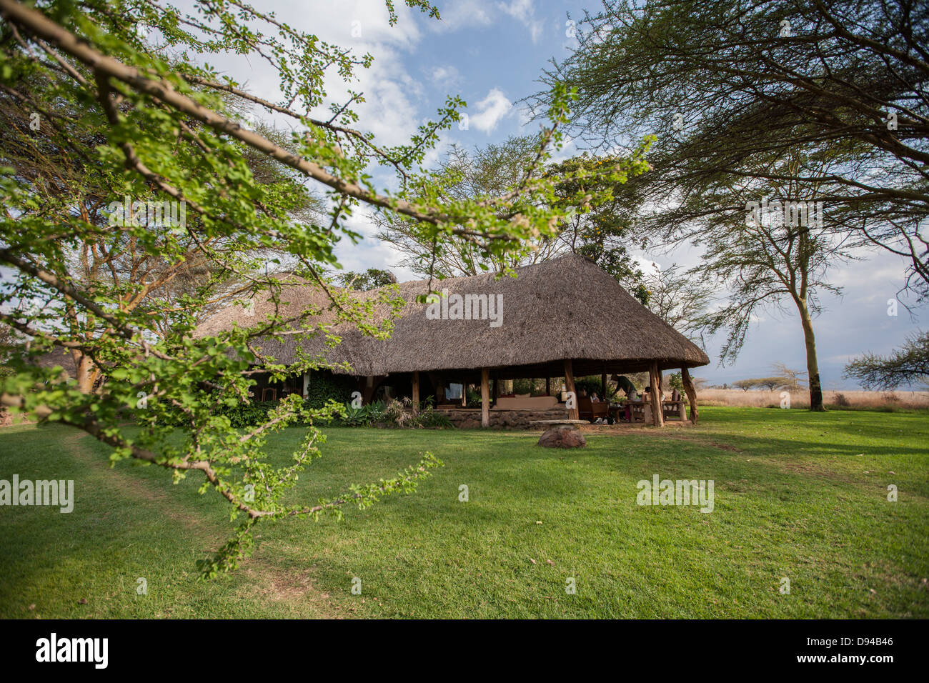 Safari Lodge en una ladera de hierba Foto de stock