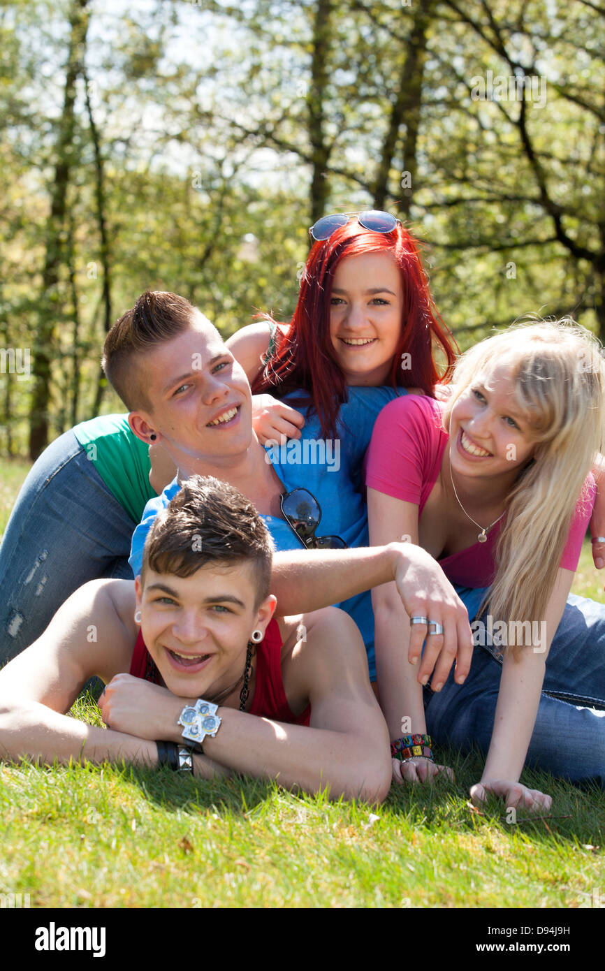 Grupo de adolescentes jóvenes con camisas de colores se están divirtiendo Foto de stock