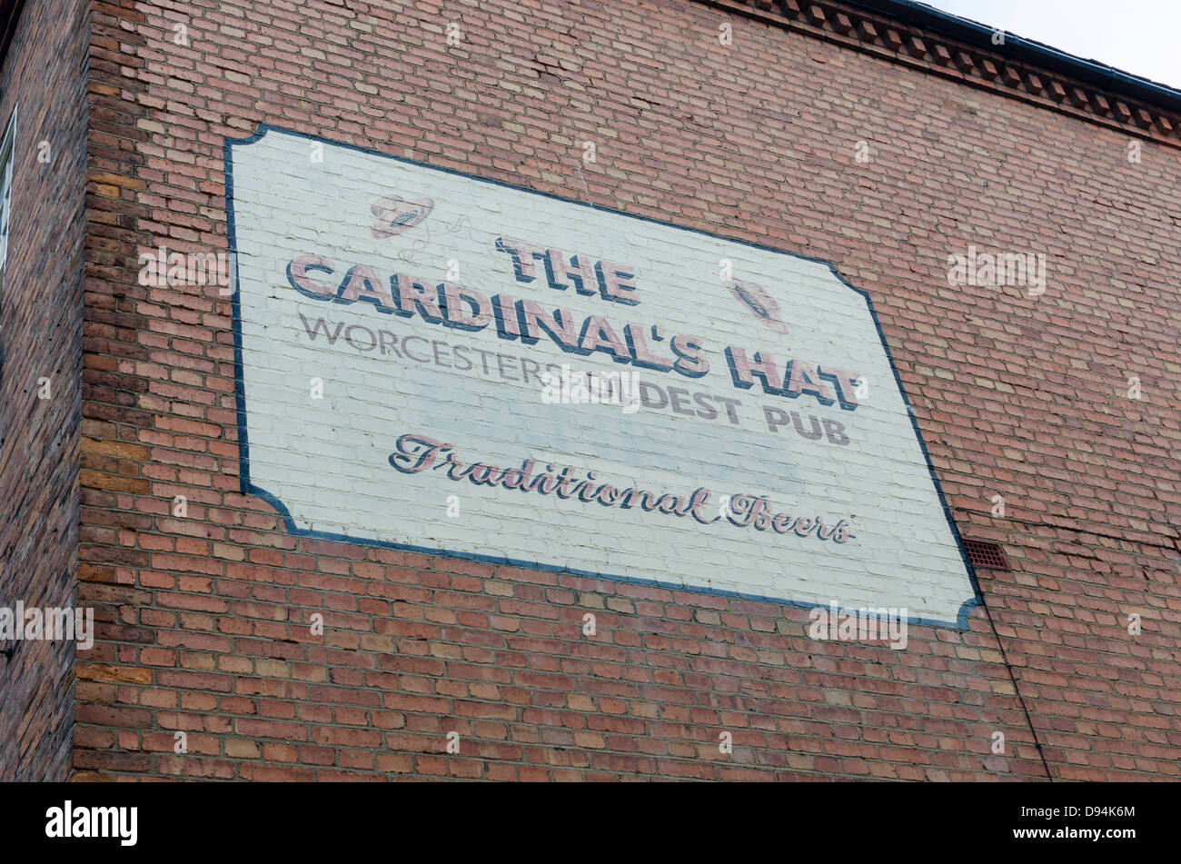 Signo pintado sobre la pared de ladrillo para el sombrero de cardenal que es el pub más antiguo de Worcester Foto de stock