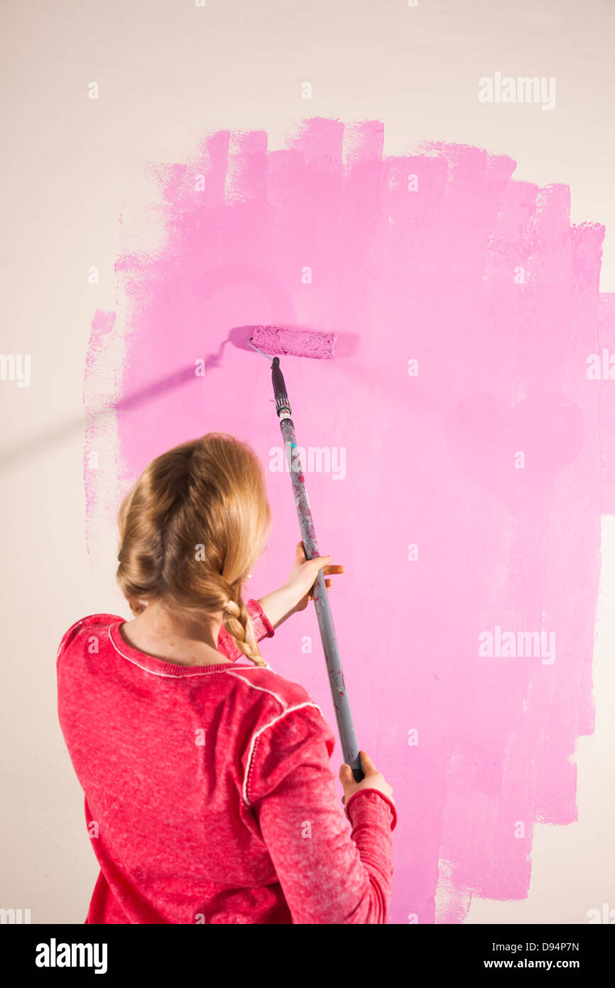 Foto de estudio de Joven pintura rosa de pared Foto de stock