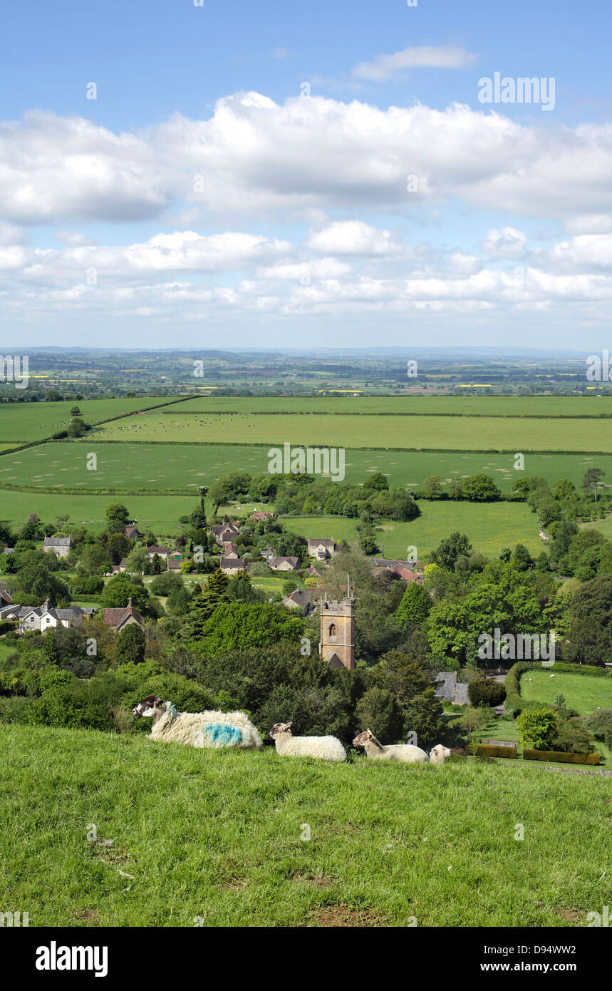 Mirando hacia abajo en la aldea de Corton Denham, Somerset desde la cercana colina de Corton Foto de stock