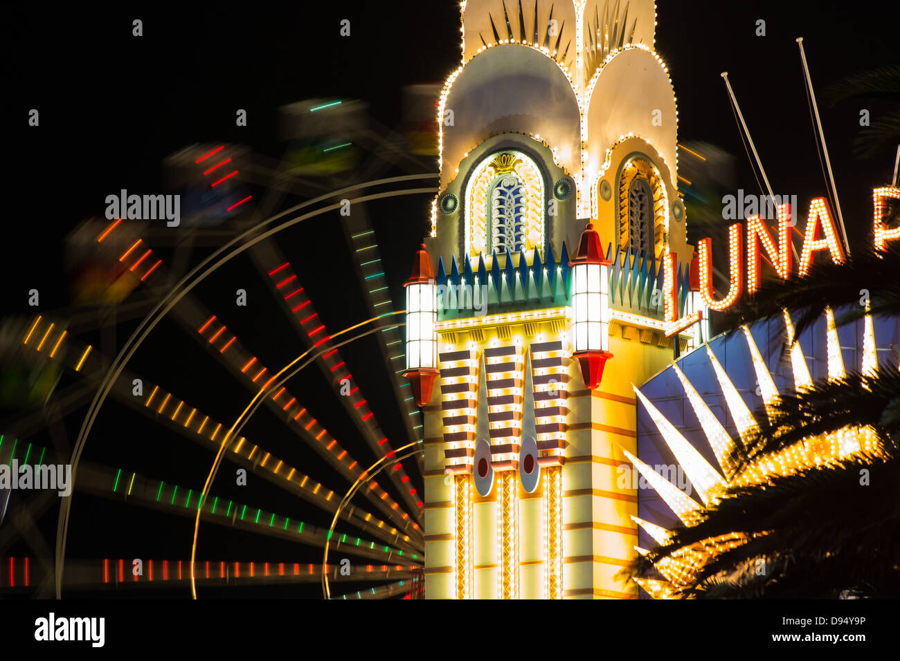 Rueda de Ferris en movimiento por la noche en el Luna Park, Sydney, Australia. Foto de stock