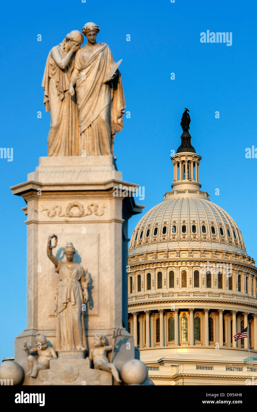 El Monumento de la paz y el Edificio del Capitolio de Estados Unidos, Washington D.C., Estados Unidos de América, el Edificio del Capitolio de Washington, D.C., EE.UU. Foto de stock