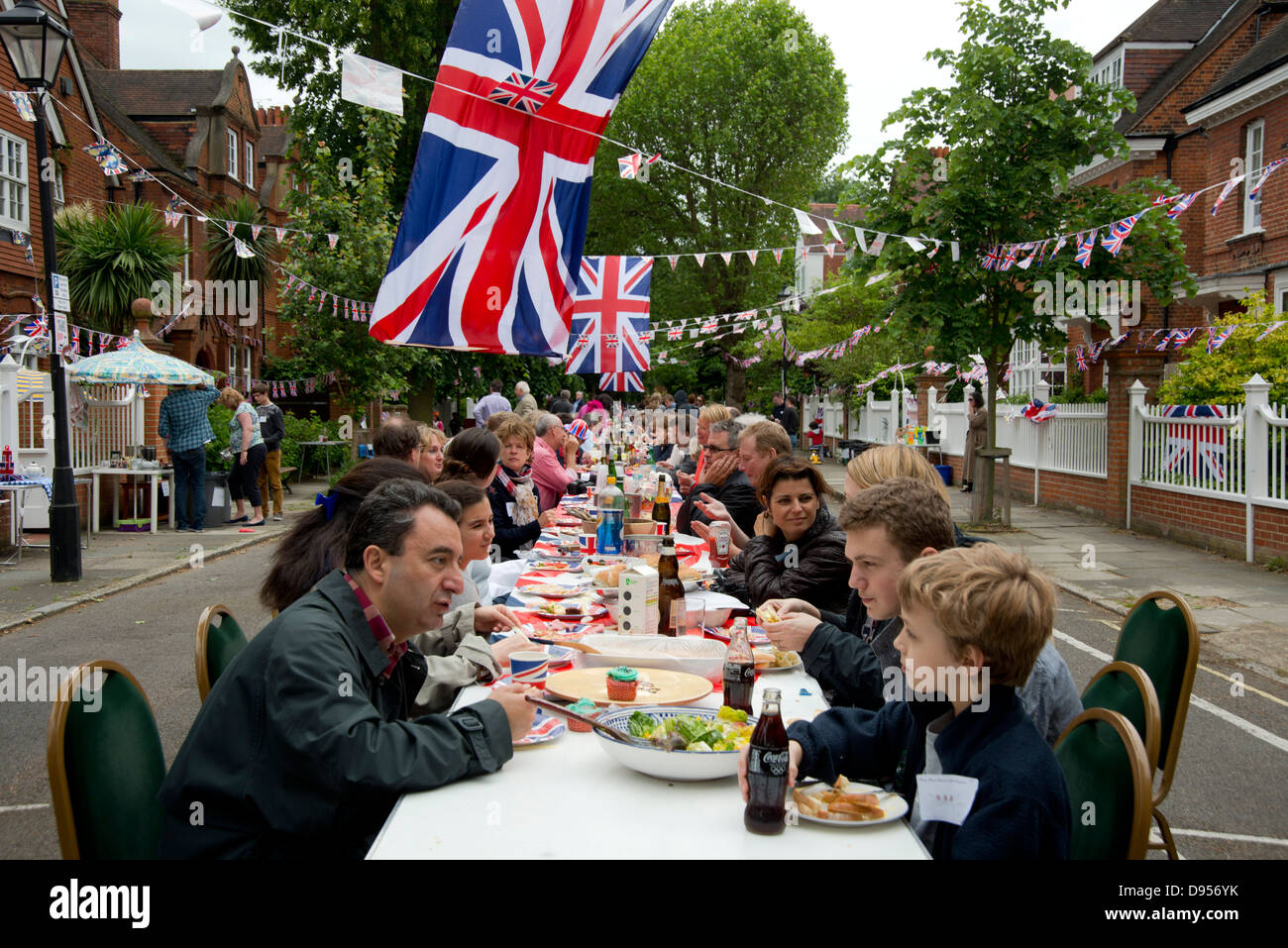 Una fiesta en la calle en la celebración del jubileo de la Reina Isabel en Bedford Park, Londres, Reino Unido. Foto de stock