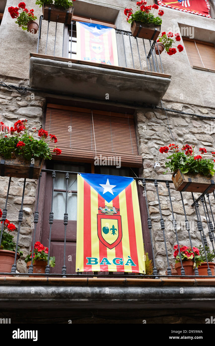 Independencia de CATALUÑA ESTELADA Bandera azul que cuelgan de las casas en  el casco antiguo de baga cataluña españa Fotografía de stock - Alamy