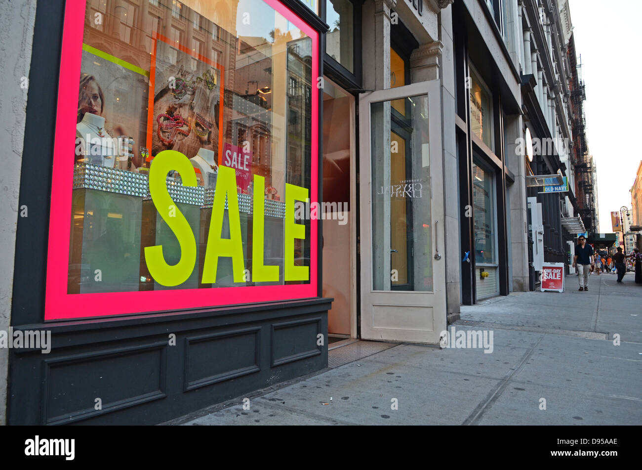 Señal de venta en tienda de Swarovski, Soho, Manhattan Fotografía de stock  - Alamy